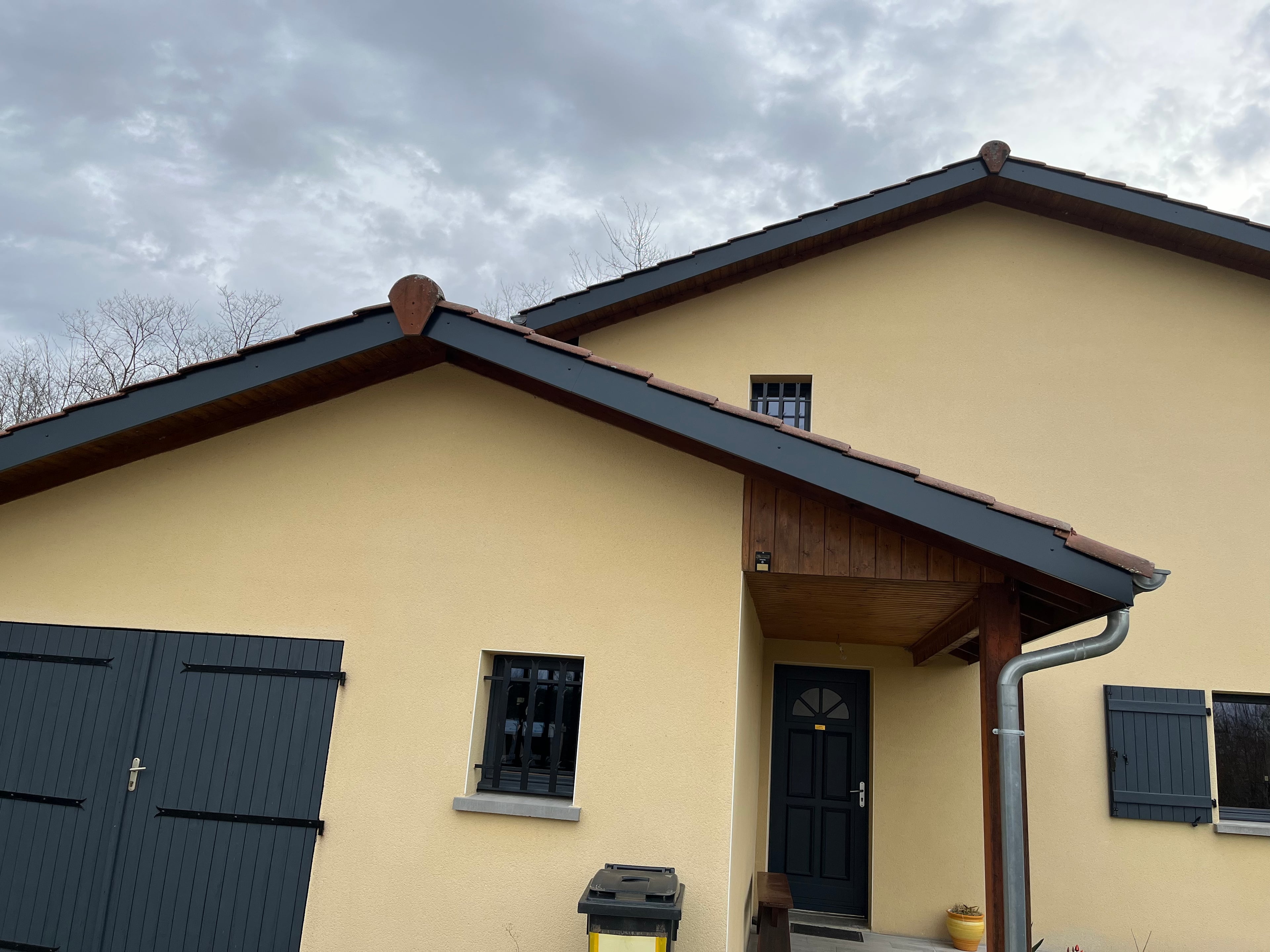 Pose d'aluminium sur rives de toiture à Rochelle