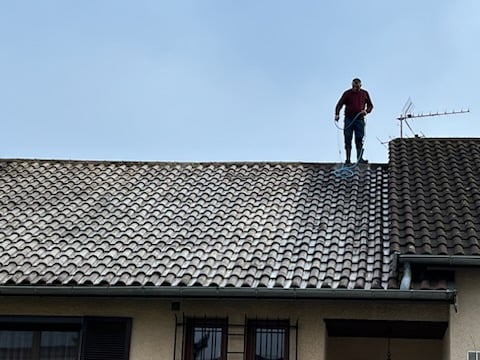 Application d'un traitement hydrofuge sur un toit
