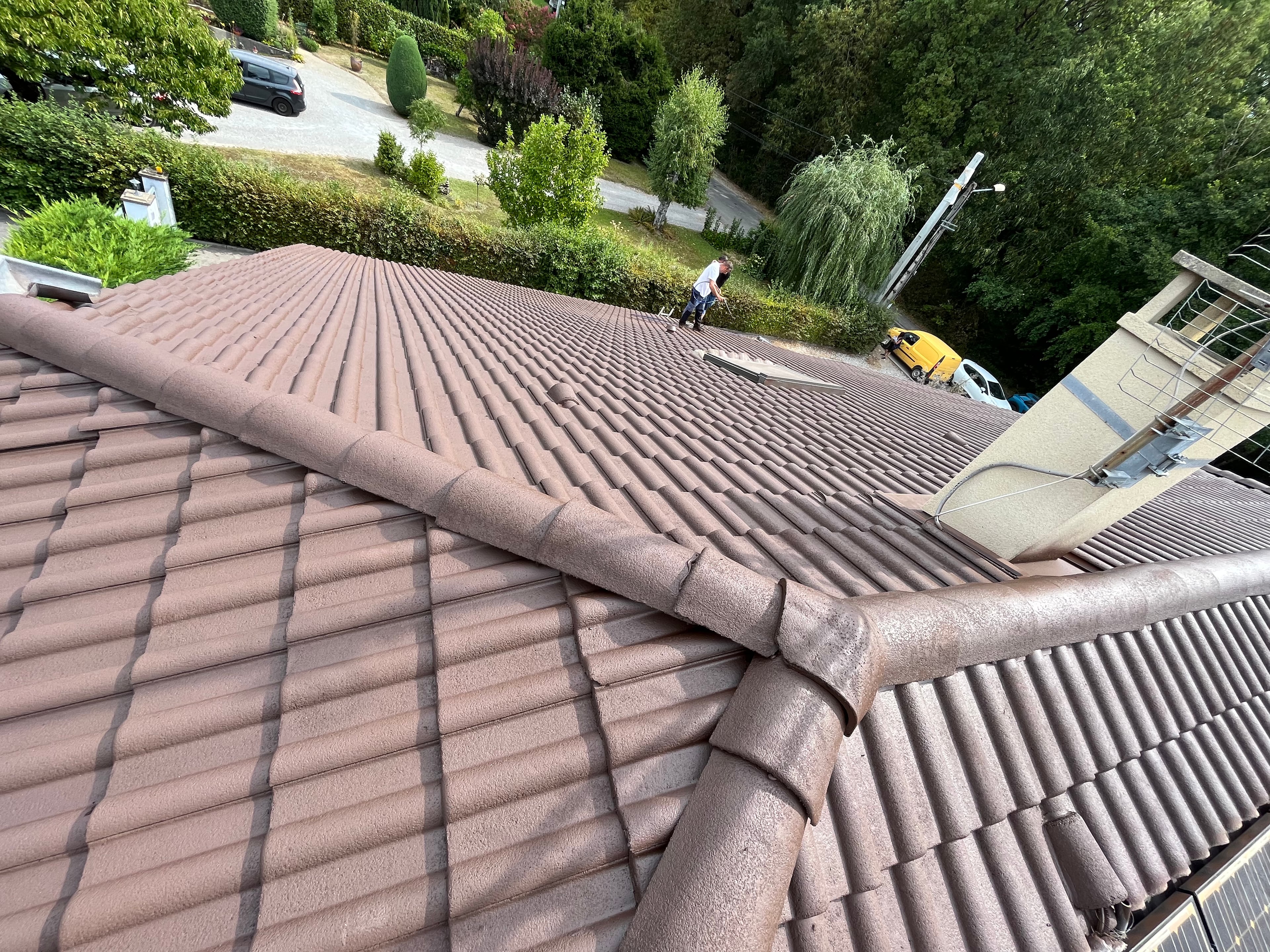 Toiture repeinte après travaux de rénovation professionnelle